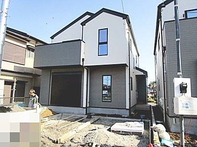 南道路面。土地３７坪付き。カースペース並列２台分。LDK23.5帖の４LDK。