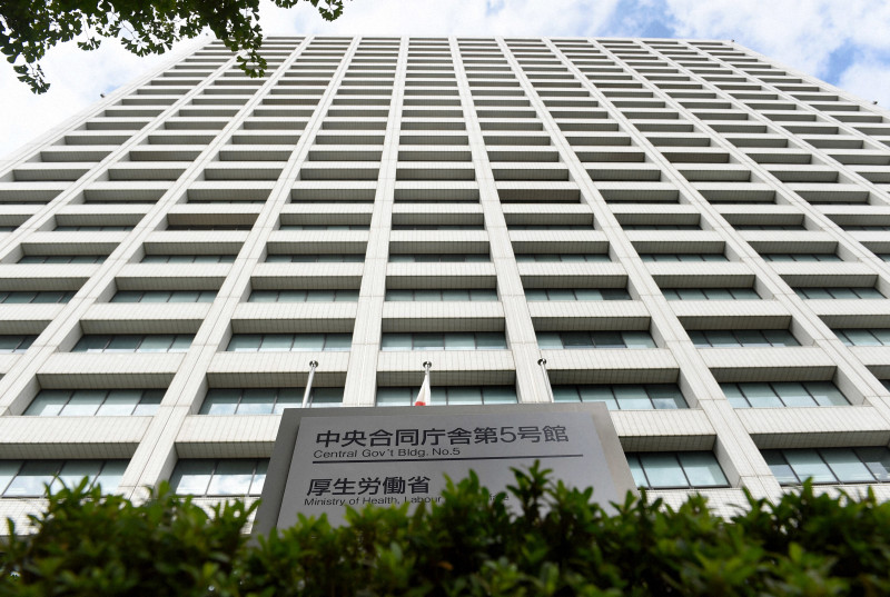 　厚生労働省は、新型コロナウイルスの感染症法上の位置づけの見直しに向け、本格的な検討を始める方針を固めた。季節性インフルエンザ並みの「5類」への引き下げが念頭にあり、近く専門家を交えて新型コロ…