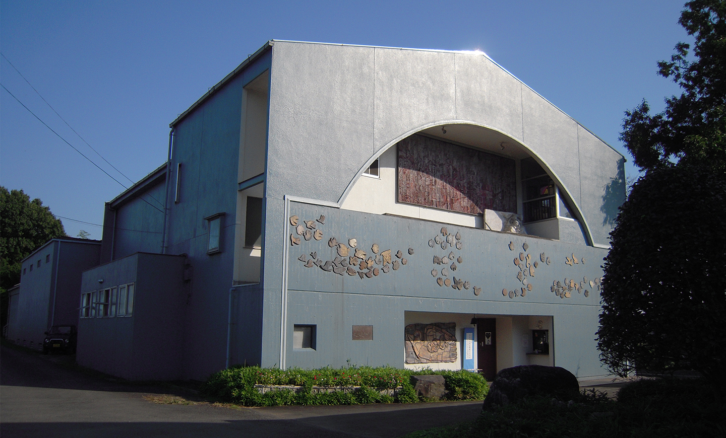 原爆の図丸木美術館は、画家の丸木位里・丸木俊夫妻が、 共同制作《原爆の図》を、誰でもいつでもここにさえ来れば見ることができるようにという思いを込めて建てた美術館です。